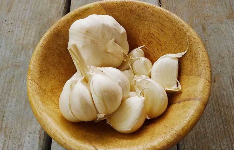 রসুনে থাকা সালফার, রক্তনালিতে নাইট্রিক অক্সাইড উৎপন্ন করে। এতে তাদের স্থিতিস্থাপকতা বেড়ে রক্তচাপ কমে।