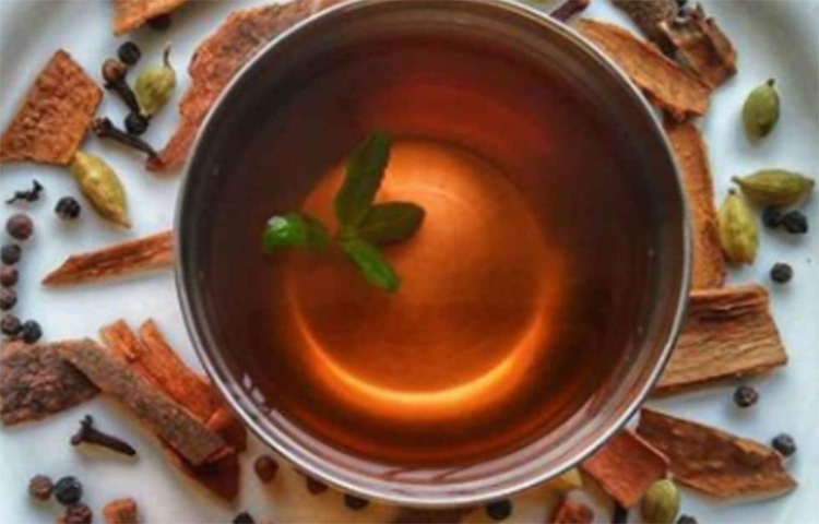 অনেক সময় গলা খুসখুসের সঙ্গে শুকনো কাশিও লক্ষ্য করা যায়। গলা শুকিয়ে যেতে থাকে ক্রমাগত। শুকনো কাশি ও গলা খুসখুসের সমস্যায় কার্যকরী হরো তুলসি ও মধুর মিশ্রণ। ইচ্ছে হলে, তৈরি করে নিতে পারেন তুলসি মধু চা। মধু অ্যান্টিব্যাকটেরিয়াল এবং অ্যান্টিফাঙ্গাল। ফলে এই মিশ্রণ গলা সমস্যা দূর করে। ছবি: সংগৃহীত