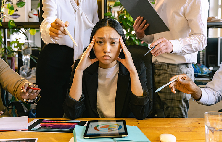 আবার হঠাৎ প্রেশার কমে গেলেও বিপদ। শুয়ে বসে থাকা অবস্থা থেকে হঠাৎ জেগে উঠলে রক্তচাপে ব্যাঘাত ঘটে। এর ফলে স্ট্রোকের সম্ভাবনাও বাড়ে। ব্লাড প্রেশারের হঠাৎ কমে যাওয়ার ফলে শরীর ভারী লাগতে পারে। এই অবস্থায় স্বাভাবিকত্ব বজায় রাখা অত্যন্ত জরুরি। জেনে নিন হঠাৎ ব্লাড প্রেশার কমে গেলে কী করবেন। ছবি: সংগৃহীত