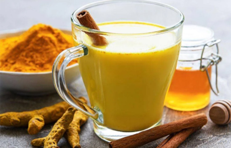 গলা শুকিয়ে যাওয়া, গলায় সংক্রমণ এবং যে কোনো ধরনের সর্দিতে পান করা যায় হলুদ-দুধ। নিয়মিত এই পানীয় পান করলে শরীরে রোগপ্রতিরোধ ক্ষমতা গড়ে ওঠে। উষ্ণ অবস্থায় এই পানীয়ে দূর হবে আপনার গলার সংক্রমণ। ছবি: সংগৃহীত