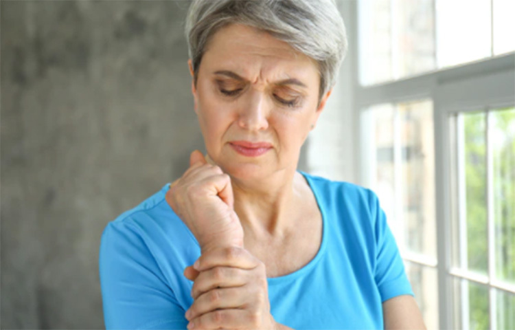 অস্টিওপোরোসিস: বয়সের সঙ্গে হাড়ের ঘনত্ব এবং শক্তি হ্রাস করা সাধারণ, যা হাড় বা অস্টিওপোরোসিস হ্রাস করতে পারে। হাড়গুলো আরও দুর্বল এবং ভেঙে যায়, যা আঘাত বা ফ্র্যাকচারের ঝুঁকি বাড়ায়। অস্টিওপোরোসিস পুরুষদের তুলনায় মহিলাদের মধ্যে বেশি দেখা যায়। এডিইএক্স স্ক্যান মহিলাদের হাড়ের ঘনত্ব শনাক্ত করতে সহায়তা করতে পারে এমনটাই মতামত চিকিৎসকেরা।