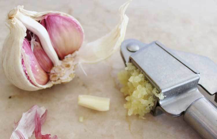 অ্যানালস অব ফার্মাকো থেরাপির সমীক্ষায় দেখা গেছে, যাদের সিস্টোলিক রক্তচাপ বাড়ার প্রবণতা রয়েছে, তাদের ক্ষেত্রে রসুন রক্তচাপ কমাতে সাহায্য করে।