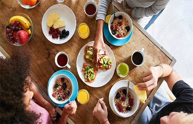 ডায়েট: দ্রুত বার্ধক্যের ছাপ পড়ে যাওয়ার নেপথ্যে আরও একটি গুরুত্বপূর্ণ কারণ হলো খারাপ ডায়েট। বিশেষজ্ঞ জানাচ্ছেন, এই শতাব্দীতে আমাদের ডায়েটের একটা বড় অংশ হল প্রসেসড ফুড ও ফ্যাট ফুড। কিন্তু এগুলো আয়ু কমানোর ক্ষেত্রে অন্যতম দায়ী। তাই এই ধরণের খাবার বর্জন করাই কাম্য বয়স ধরে রাখতে চাইলে। ছবি: সংগৃহীত