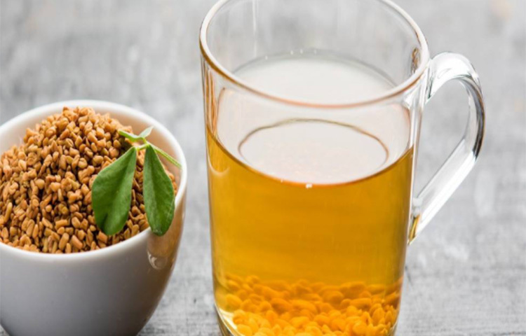 কিছু মেথিদানা ফুটিয়ে নিন। পানির রং পাল্টাতে শুরু করলে বন্ধু করুন। তারপর ছেঁকে নিয়ে ওই মিশ্রণ দিয়ে দিনে অন্তত দু’বার গার্গল করুন। এই ঘরোয়া পদ্ধতিগুলো ঋতু পরিবর্তনে গলা খুসখুসসহ একাধিক সমস্যায় আরামদায়ক। ছবি: সংগৃহীত