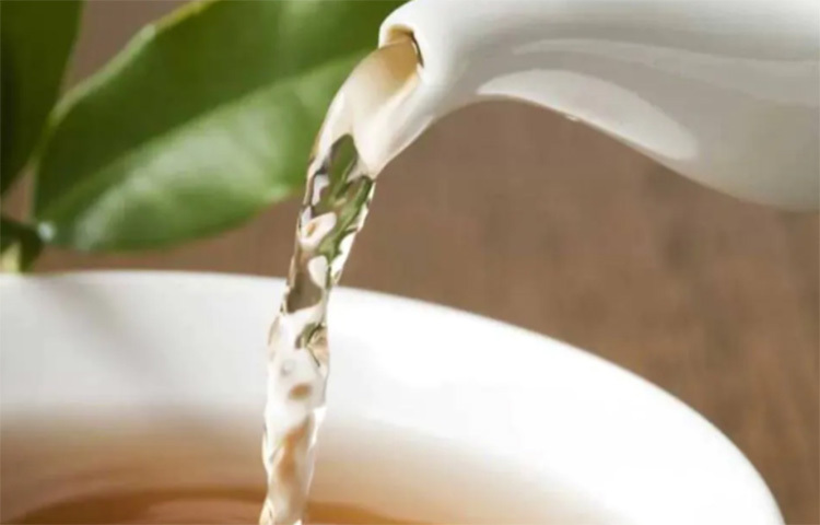 পরিবেশ দূষণের ফলেও গলা ও ফুসফুসের বহু সমস্যা দেখা দেয়। এলাচ, লবঙ্গর মতো মশলা অ্যান্টি অক্সিড্যান্টে সমৃদ্ধ। এই মশলাগুলো দিয়ে চা তৈরি করুন। সারাদিন বার বার গরম এই পানীয় পান করুন। গলার সমস্যায় আরাম পাবেন। ছবি: সংগৃহীত