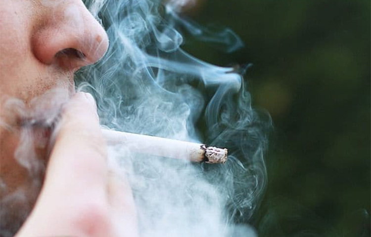 ধূমপান ও মদ্যপান: মানসিক চাপ কমাতে অনেকেই ধূমপান, মদ্যপান বা মাদক সেবন করেন। কিন্তু এর ওভারডোজে মানুষের মৃত্যুও হতে পারে। তাছাড়া প্রতিদিন মদ্যপান ও ধূমপান করলে মানুষ দ্রুত বার্ধক্যের দিকেও এগিয়ে যান। চোখের তলায় চামড়া ঝুলতে শুরু করে। বলিরেখা পড়তে দেখা যায় দ্রুত। তাই এই অভ্যাসগুলোও ত্যাগ করা জরুরি। ছবি: সংগৃহীত