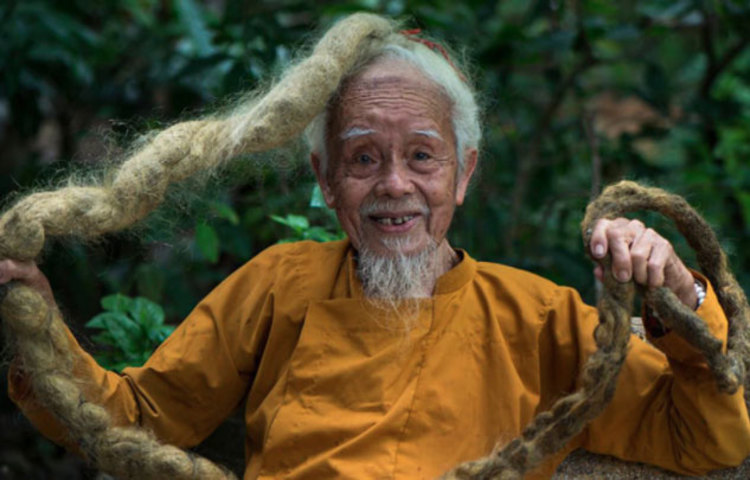 বিগত ৮০ বছর ধরে চুল কাটেননি। এই দীর্ঘ সময় ধরে চুলে চিরুনিও ছোঁয়াননি তিনি। ফলে চুল ধীরে ধীরে জটায় পরিণত হয়েছে আর এই জটা ৮০ বছর ধরে বাড়তে বাড়তে এখন লম্বায় প্রায় সাড়ে ১৬ ফুট (৫ মিটার)!