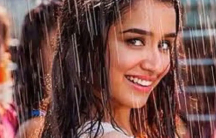 চুল ভালো করে শুকিয়ে হালকা নারকেল তেল গরম করে চুলে ম্যাসাজ করুন।