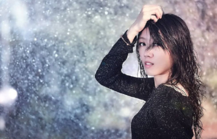 এই সময় আবহাওয়া আর্দ্র থাকার ফলে চুলে নানা রকমের সমস্যা দেখা দেয়। খুসকি হয়। তাই সপ্তাহে কম করে ৩বার শ্যাম্পু করুন। চুল পরিষ্কার থাকলে ময়লা জমার সম্ভাবনা থাকে না। চুল পড়া কমে।