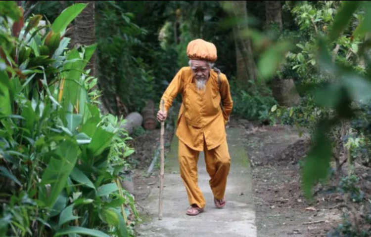 ভিয়েতনামের ৯২ বছরের বৃদ্ধ নুগেইন ভ্যান চিয়েন নাকি বিগত ৮০ বছর ধরেই চুল কাটেন না, আঁচড়ান না, এমনকি জলও লাগান না। তবে চুলে যাতে ধুলো, ময়লা না লাগে, তার জন্য কাপড় জড়িয়ে বেঁধে রাখেন।