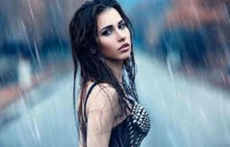 প্রাকৃতিক শ্যাম্পু ব্যবহার করুন এই সময়। রিঠা দিয়ে চুলে শ্যাম্পু করুন। দশকর্মার দোকানে গেলে রিঠা পেয়ে যাবেন। রিঠা গুঁড়ো করে রাতে অল্প জলে ভিজিয়ে রাখুন। পরের দিন ওই জল শ্যাম্পুর মত ব্যবহার করুন। ঠান্ডা জলে চুল ধুয়ে নিন। চুল পড়া ম্যাজিকের মতো কমবে।