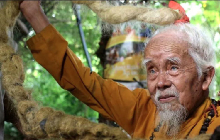 বৃদ্ধ নুগেইন জানান, ছোটবেলা থেকেই তার চুলের জট ছাড়াতে বেশ সমস্যায় পড়তে হত। তিনি যখন তৃতীয় শ্রেণির ছাত্র, তখন থেকেই চুল কাটা, আঁচড়ানো বা জল দেয়া- একে একে বন্ধ করে দেন তিনি।