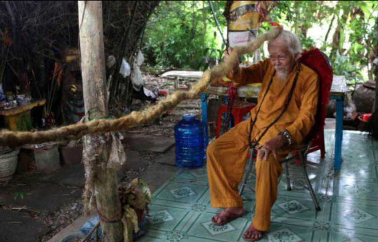 বৃদ্ধ নুগেইনের বিশ্বাস, চুল কেটে ফেললেই তার মৃত্যু হবে। বৃদ্ধের পঞ্চম পুত্র, নুগেইন ওয়েন লুমম বর্তমানে বাবার চুলের যত্ন নিতে সাহায্য করে। পরিবারের প্রায় সকলেই বিশ্বাস করেন যে, চুল কাটা মানুষের পক্ষে ক্ষতিকর হতে পারে!