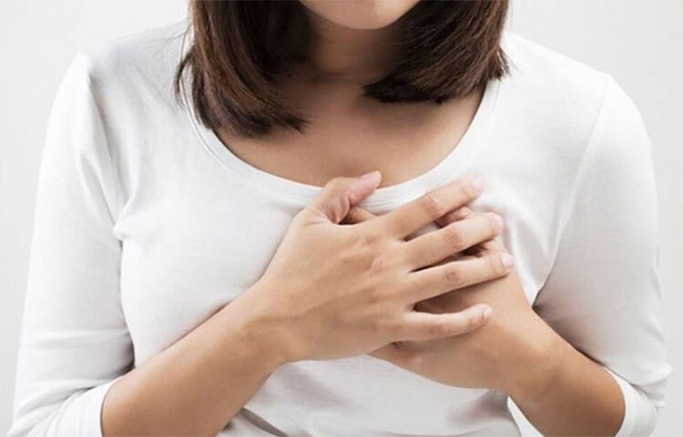 পরিবারে বা বংশে কোনো পুরুষ সদস্য যেমন বাবা বা দাদা ৫৫ বছরের এবং মা বা দিদি যদি ৬৫ বছরের আগে হৃদোরোগে আক্রান্ত হয়ে থাকেন তাহলে হৃদরোগে আক্রান্ত হওয়ার সম্ভাবনা কয়েকগুণ বেড়ে যায়। পরিবারে বাবা ও মা দুজনেই যদি ৫৫ বছর বয়সের আগে হৃদযন্ত্রের অসুখে ভোগেন তাহলে আপনার হৃদরোগে আক্রান্ত হওয়ার ঝুঁকি বাড়ে ৫০ শতাংশ বেশি। অর্থাৎ পরিবারের হৃদযন্ত্রের অসুখের রেকর্ডের উপরে অনেকটাই নির্ভর করে যে আপনি হৃদরোগে আক্রান্ত হতে পারেন কিনা। ছবি: সংগৃহীত