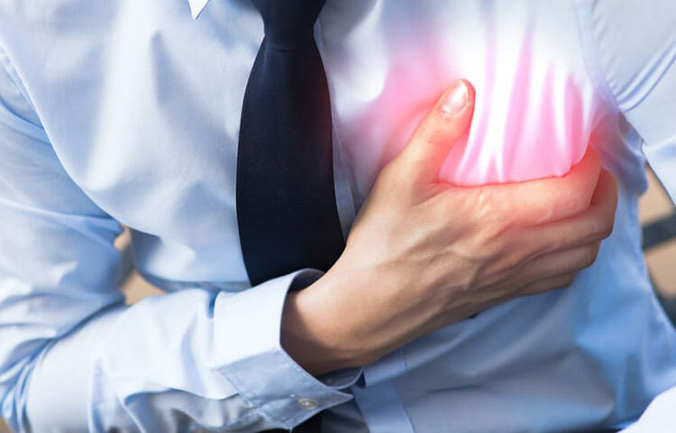 কার্ডিওমায়োপ্যাথি থাকলে হৃদযন্ত্রের আকারের উপরেও প্রভাব পড়ে এবং তার বøাড পাম্পের ক্ষমতার উপরেও প্রভাব পড়ে। এছাড়াও হৃদস্পন্দে অসমতার মতো হৃদযন্ত্রের সমস্যা পরিবারের কারও হয়ে থাকলে হৃদরোগে আক্রান্ত হওয়ার ঝুঁকি বাড়ে। করোনারি আর্টারি ডিজিজ পরিবারের কারো থাকলে আপনিও সেই জিন বহন করতে পারেন যার ফলে খারাপ কোলেস্টরেল তৈরি হওয়ার সম্ভাবনা থাকে। ছবি: সংগৃহীত