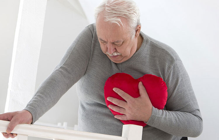 পরিবারে হার্টের অসুখের কী রেকর্ড রয়েছে সেটা জেনে নেওয়া দরকার। আগে থেকে সাবধান হলেই সচেতনতা আসে দ্রুত। ছবি: সংগৃহীত