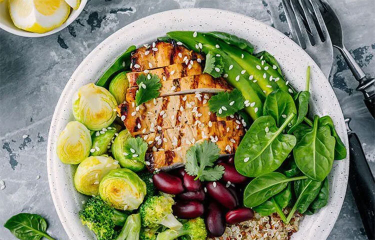 স্বাস্থ্যকর খাওয়াদাওয়া করার বিকল্প কিছুই হতে পারে না। প্রসেসড ফুড, অতিরিক্ত ফ্যাটযুক্ত খাবার ইত্যাদি এড়িয়ে যাওয়ার পরামর্শ দেন চিকিৎসকরা। ছবি: সংগৃহীত