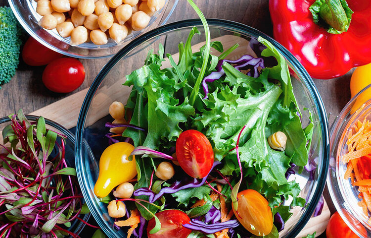 স্বাস্থ্যকর খাওয়াদাওয়া করার বিকল্প কিছুই হতে পারে না। প্রসেসড ফুড, অতিরিক্ত ফ্যাটযুক্ত খাবার ইত্যাদি এড়িয়ে যাওয়ার পরামর্শ দেন চিকিৎসকরা।