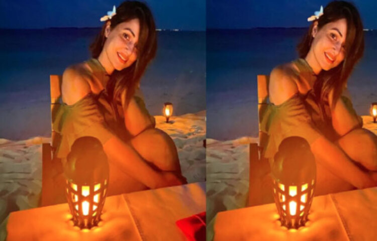 সমুদ্রের কিনারে হিনা খানের আবেদনময়ী ভঙ্গি সোশ্যাল মিডিয়ায় ঝড় তুলেছে। ছবিতে হিনা খানের আদা সত্যি সত্যি সবাইকে পাগল করেছে। ছবি: ইনস্টাগ্রাম