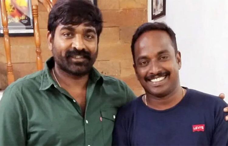 তার শো ‘নাম্মা ওরু হিরো’, যার অর্থ ‘আমাদের গ্রামের নায়ক’ অনুষ্ঠানে আমন্ত্রণ জানান বীররাঘবনকে। এই অনুষ্ঠানের সঞ্চালক হিসাবে কাজ করছিলেন বিজয়। ছবি: সংগৃহীত