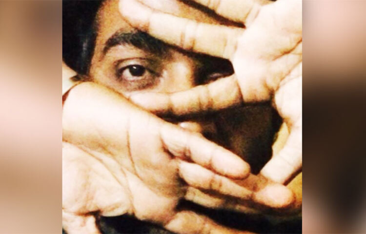 তবে সংবাদমাধ্যম ও সাধারণের অগোচরেই তিনি দীর্ঘদিন ধরে বহু মানুষের উপকার করে চলেছেন। ছবি: সংগৃহীত