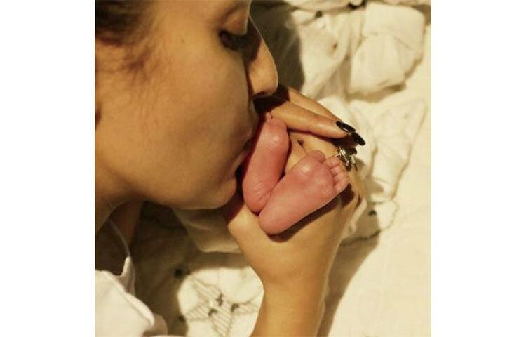 ৯ অক্টোবর, রবিবার সন্তানের জন্ম দিলেন দক্ষিণী সিনেমার জনপ্রিয় অভিনেত্রী নয়নতারা। সামাজিক যোগাযোগমাধ্যমে যমজ সন্তানসহ মায়ের ছবি প্রকাশ্যে আসায় ভালবাসা এবং শুভেচ্ছাবার্তার ঝড় বয়ে যায়। ছবি: সংগৃহীত