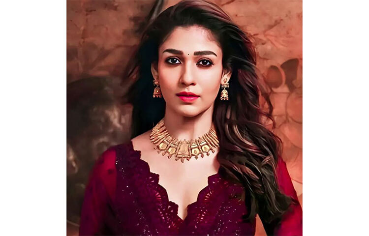 চলতি বছরেরই ৯ জুন বিবাহবন্ধনে আবদ্ধ হন নয়নতারা এবং বিঘ্নেশ। দক্ষিণী ছবির পরিচালক বিঘ্নেশের সঙ্গে দীর্ঘ দিন প্রেমের সম্পর্কে ছিলেন অভিনেত্রী। সংবাদ সংস্থা সূত্রের খবর অনুযায়ী, সারোগেসির মাধ্যমে সন্তানের জন্ম দেন। জানা যায়, সন্তানসম্ভবা অবস্থাতেই বিয়ে করেছিলেন নয়নতারা। ছবি: সংগৃহীত