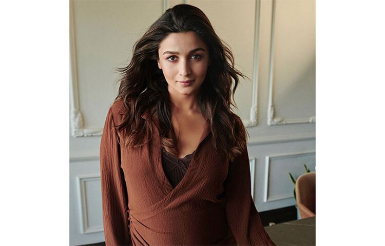 ৬ অক্টোবর বৃহস্পতিবার সাধের অনুষ্ঠান পালন করা হলো রণবীর ও আলিয়ার মুম্বাইয়ের অ্যাপার্টমেন্টে। খুব তাড়াতাড়ি কাপুর পরিবারে নতুন অতিথি নিয়ে আসছেন বলিউডের এই দুই তারকা। ছবি: সংগৃহীত