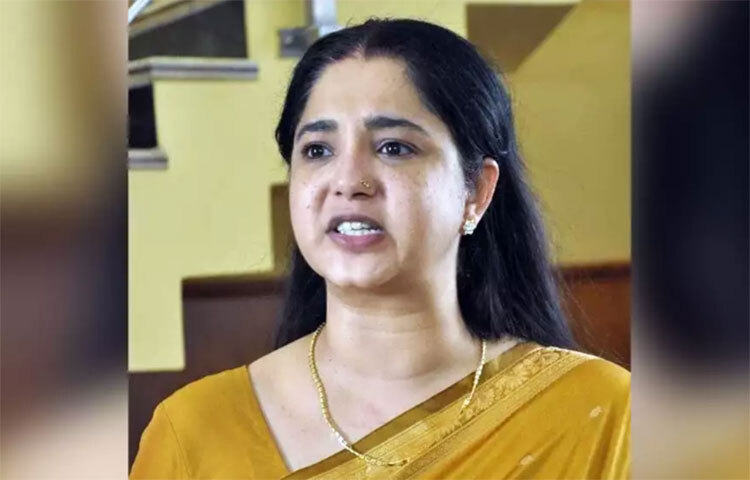 ১৯৮৯ সালে তেলুগু ছবি ‘আদিভিলো অভিমন্যুডু’-এর হাত ধরে অভিষেক হয় ঐশ্বর্যের। তার বিপরীতে ছিলেন জগপতি বাবু। ছবি: সংগৃহীত