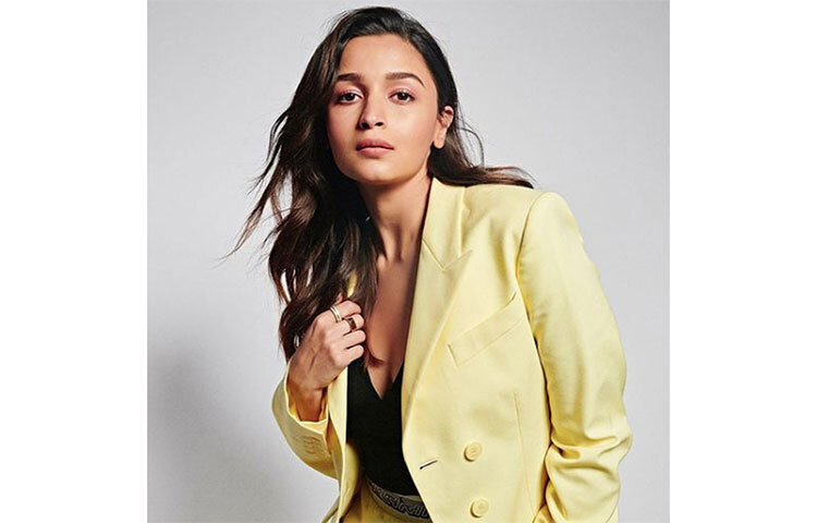 চলতি বছরের এপ্রিল মাসেই বিবাহবন্ধনে আবদ্ধ হন রণবীর কাপুর এবং আলিয়া ভাট। প্রণয়ের সম্পর্ক বিয়ের পিঁড়ি পর্যন্ত গড়ানোর কিছু দিনের মধ্যেই সুখবর জানিয়েছিলেন এই তারকা দম্পতি। ছবি: সংগৃহীত