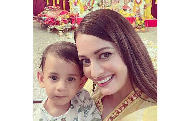 ২০২১ সালের ফেব্রæয়ারি মাসে বিয়ে করেন বলিউডের অন্যতম জনপ্রিয় নায়িকা দিয়া মির্জা। মুম্বাইয়ের ব্যবসায়ী বৈভব রেখির সঙ্গে বিবাহবন্ধনে আবদ্ধ হন তিনি। ছবি: সংগৃহীত