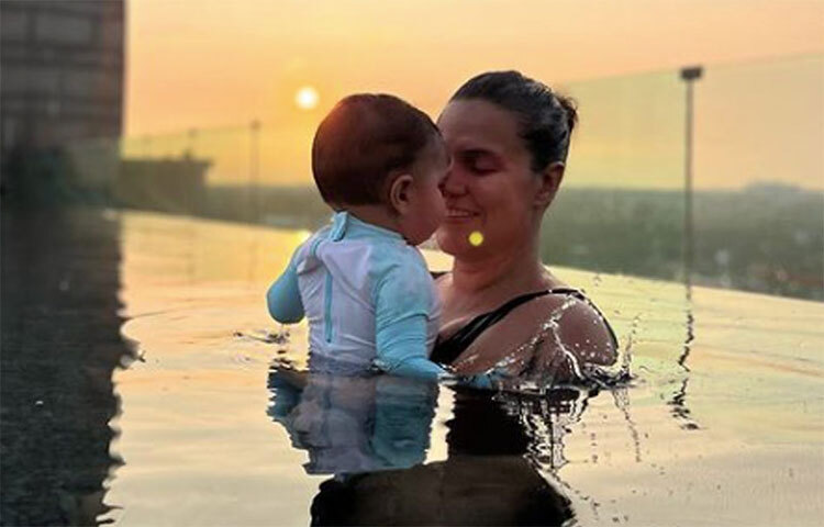 ২০১৮ সালের মে মাসে অঙ্গদ বেদির সঙ্গে গাঁটছড়া বাঁধেন নেহা ধুপিয়া। সেই বছরের নভেম্বর মাসেই প্রথম সন্তানের জন্ম দেন অভিনেত্রী। ছবি: সংগৃহীত