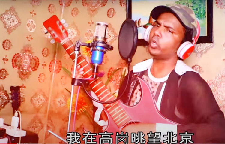 সম্প্রতি হিরো আলম চীনা ভাষায় গান গেয়ে তুমুল আলোচিত ও সমালোচিত হয়েছেন। তার ভক্তরা এ গানের ব্যাপক প্রশংসা করছেন। তিনি গানের ভিডিওর সাথে চীনা ভাষার সাব-টাইটেলও ব্যবহার করেছেন। সাব টাইলের সাথে তার এই ছবিটি ভাইরাল হয়েছে। ছবি: সংগৃহীত