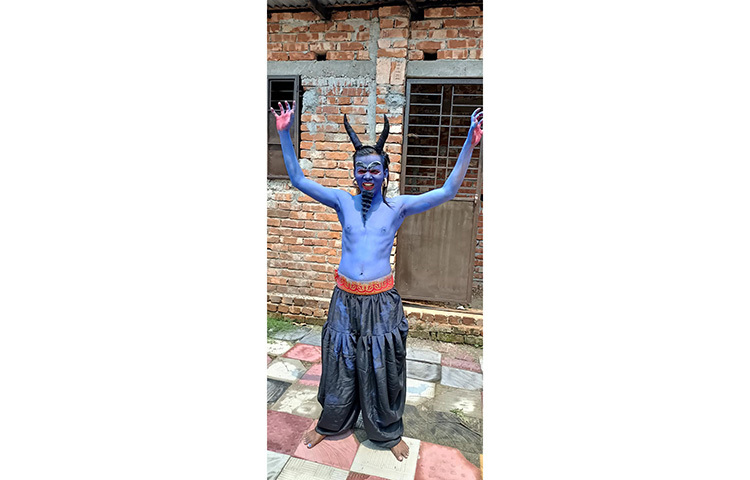 এই ছবি প্রকাশ করে হিরো আলম লিখেছেন, ‘দৈত্য হিরো আলম আসিতেছে’। ছবি: সংগৃহীত