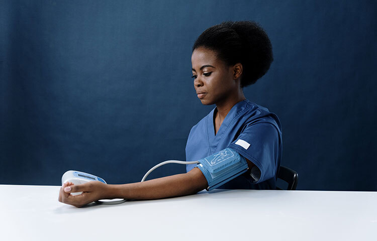 এর ফলেই বাড়তে পারে ব্লাডপ্রেশার, এই কারণেই শরীরচর্চা বা যোগাসন নিয়ম করে করতে হয়। তবেই শরীরে রক্ত সঞ্চালন নিয়ম করে হয়ে থাকে। যোগাসন শরীরকে অত্যন্ত ফিট রাখে অবাঞ্ছিত মেদ যখন শরীরকে বিপদে ফেলে ঠিক তখনই মন্ত্রের মতো বেশ কিছু যোগাসনই জীবনের মোড় ঘুরিয়ে দেয়। ছবি: সংগৃহীত