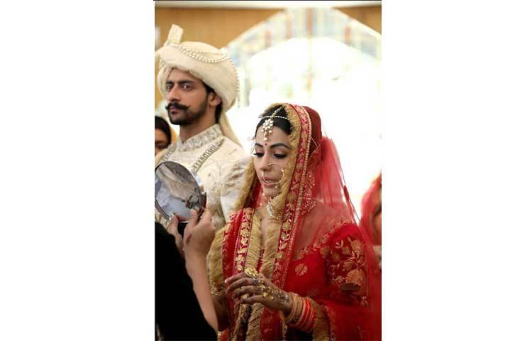 বিয়ের সাজে হিনার এই ছবি ভাইরাল হতেই সকলের প্রশ্ন তবে কি বিয়েটা সেরেই ফেললেন অভিনেত্রী।