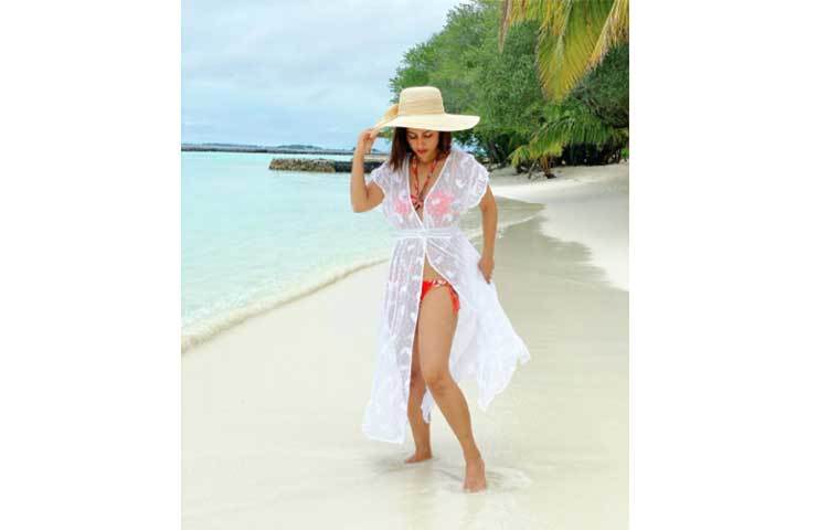 মালদ্বীপের সৈকতে হিনা খান।