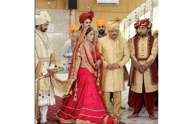 বিয়ের সাজে হিনার এই ছবি ভাইরাল হতেই সকলের প্রশ্ন তবে কি বিয়েটা সেরেই ফেললেন অভিনেত্রী।