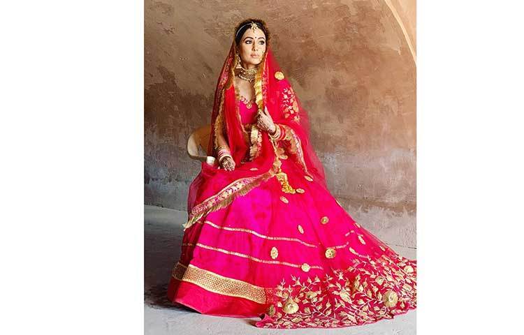 বিয়ের সাজে হিনার এই ছবি ভাইরাল হতেই সকলের প্রশ্ন তবে কি বিয়েটা সেরেই ফেললেন অভিনেত্রী।