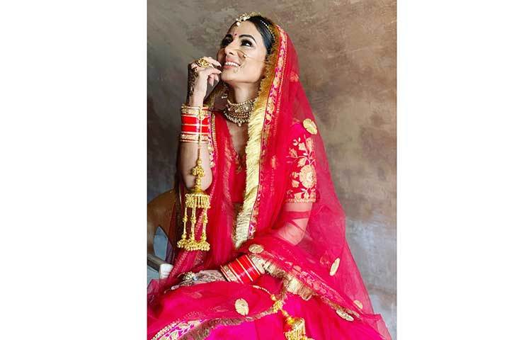 তবে বাস্তবে নয়, জানা যাচ্ছে অরিজিৎ সিংয়ের আগামী মিউজিক ভিডিও ‘রাঞ্ঝনা’র শুটিংয়ের জন্যই এভাবে সেজেছিলেন হিনা।