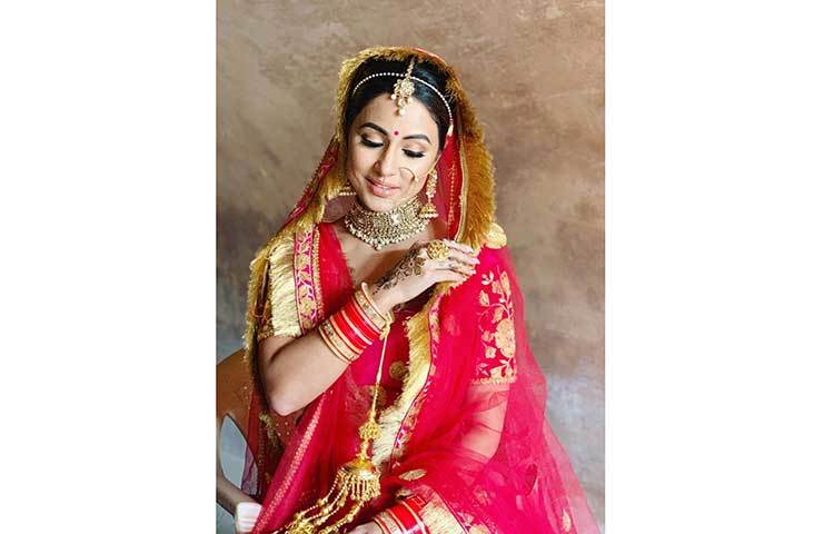 তবে বিয়ের সাজে হিনার এই ছবি দেখে অনেকেই ভেবেছেন বাস্তবেই হয়ত বিয়েটা সেরে ফেলেছেন হিনা। যদিও সেটা এক্কেবারেই সত্যি নয়।