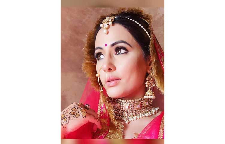 রকির সঙ্গে হিনার আলাপ তার প্রথম ধারাবাহিক ইয়ে রিস্তা কেয়া ক্যহেলাতার শুটিং সেটে।