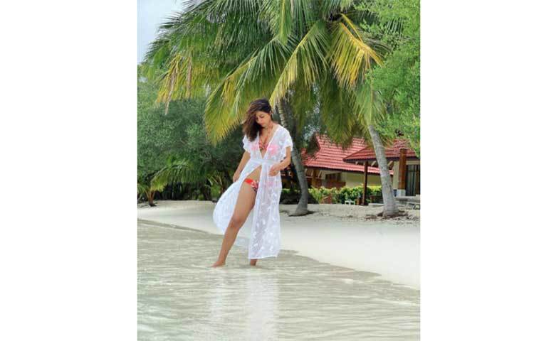 জলের সাথে হিনার মিতালি।