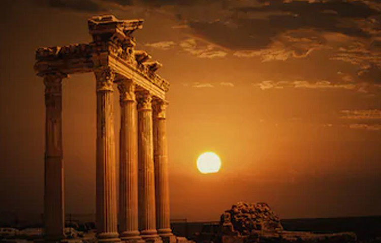 রোমান সম্রাট অ্যান্তোনিয়াস পায়াস ১৩৮ থেকে ১৬১ খ্রিস্টাব্দ অবধি সিংহাসনে আসীন ছিলেন। তার আমলে বা আরও আগে ওই স্থানে প্রাচীন গ্রিক সভ্যতার দেবতা অ্যাপোলোর মন্দির ছিল বলে অনুমান। হ্রদের তলদেশে খনন করলে সেই সভ্যতার সন্ধান পাওয়া যাবে বলেই অনুমান।