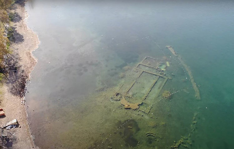 এভাবেই প্রকৃতি নিজে ইতিহাসের দরজা খুলে দিয়েছে তুরস্কে। সে দেশে ইজনিক হ্রদের নীচে দেখা যাচ্ছে ৩৯০ খ্রিস্টাব্দে নির্মিত গির্জার ভগ্নাবশেষ।