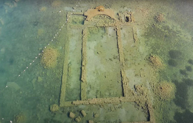 তলিয়ে যাওয়া ঐতিহাসিক নিদর্শনটি রয়েছে জলতল থেকে মাত্র দেড় থেকে দু’মিটার গভীরে। এই প্রথম এত স্পষ্ট করে সেটিকে দেখা গেল জলের উপর থেকেই। স্থানীয় প্রশাসনের তরফে ড্রোনের মাধ্যমে তার ছবিও তোলা হয়েছে।