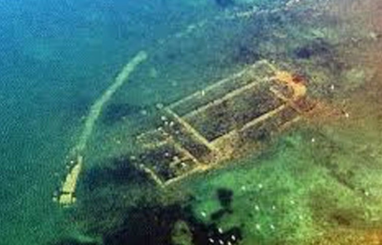 গবেষকদের একটা বড় অংশের মতে, ইজনিক হ্রদের নীচে ওই গির্জা তৈরি করা হয় একটি মন্দিরের ধ্বংসাবশেষের উপরে। ইতিহাসবিদেরা নিশ্চিত, গির্জার ধ্বংসস্তূপের নীচে আরও প্রাচীন সভ্যতার চিহ্ন আছে।