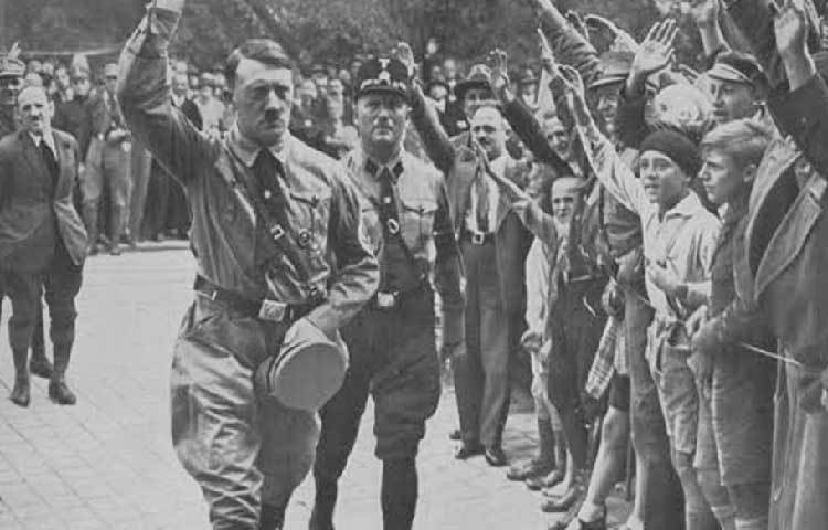 বিশ্বযুদ্ধের সময় এই ঘাঁটিতেই ৮৫০ দিন ছিলেন হিটলার। গোপন ঘাঁটিতে হামলার যাবতীয় পরিকল্পনা হত এখান থেকেই। ৬১৮ একরের জমির উপর অবস্থিত এই গোপন ঘাঁটিতে ছিল শ’দুয়েক বাড়ি, দু’টি সামরিক বিমানঘাঁটি এবং একটি রেলওয়ে স্টেশন।