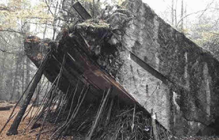 ঘাঁটি সুরক্ষিত রাখার জন্য ওই অঞ্চলের চারপাশে পোঁতা ছিল ল্যান্ডমাইন, যুদ্ধবিমান গুলি করে নামানোর জন্যও প্রস্তুত থাকত বাহিনী।