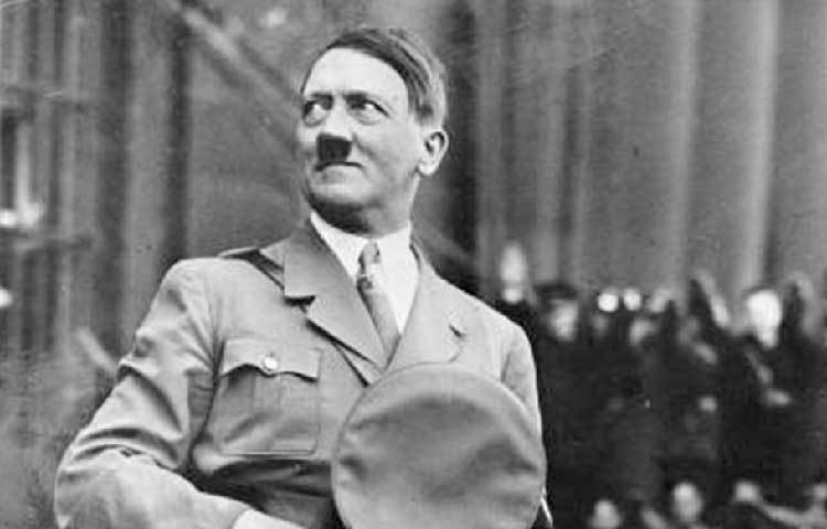 নিশ্চয় বুঝতে পেরেছেন কার কথা হচ্ছে। অ্যাডলফ হিটলার। ১৯৪১ সালে ‘অপারেশন বারবোসা’ নামে সোভিয়েত ইউনিয়ন দখলের জন্য আক্রমণ চালান তিনি। সেই সময় তিনি একটি গোপন ঘাঁটি তৈরি করেন পোলান্ডে। লোকচক্ষুর আড়ালে শ্রোকো-র গভীর জঙ্গলে একটি হৃদের ধারে তৈরি করেন আস্তানা।